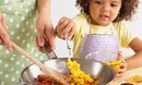 10 خطوات لتعليم اطفالك فن الطهى